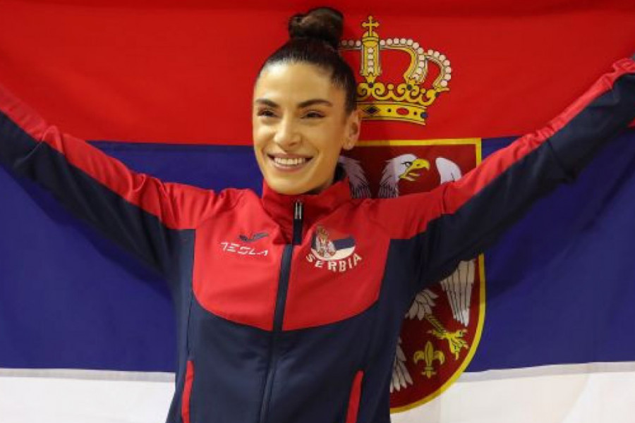 Poljubac u obraz zgodnog trenera odao da je ponovo srećna u ljubavi! (foto)