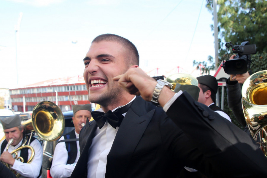 Veljko pogodio jabuku, mlada je "PRODATA" a evo kako je izgledalo kada su se sreli mladenci! (foto/video)