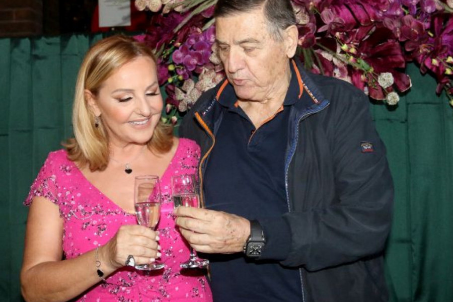Ana Bekuta gala proslavom PONOSNO ZAKORAČILA U 7. DECENIJU, od Mrke dobila skupocen poklon Ana Bekuta gala proslavom PONOSNO ZAKORAČILA U 7. DECENIJU, od Mrke dobila skupocen poklon