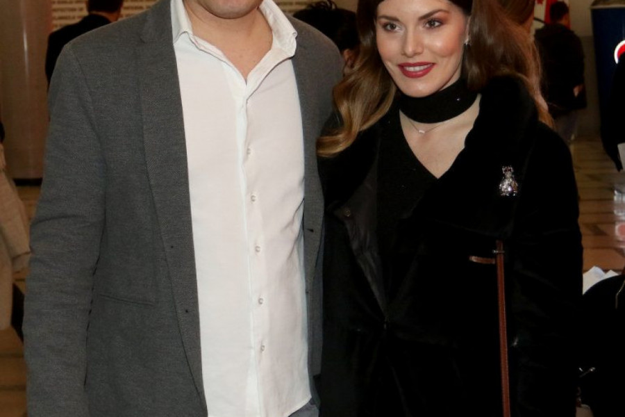 Tamara Dragičević i Petar Benčina u šetnji sa sinom samo četiri dana nakon porođaja! (foto) Tamara Dragičević i Petar Benčina u šetnji sa sinom samo četiri dana nakon porođaja! (foto)