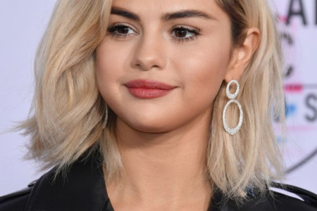 Selena Gomez kao Pamela Anderson: Glumica vraća na velika vrata ČUVENI KUPAĆI KOSTIM (foto)