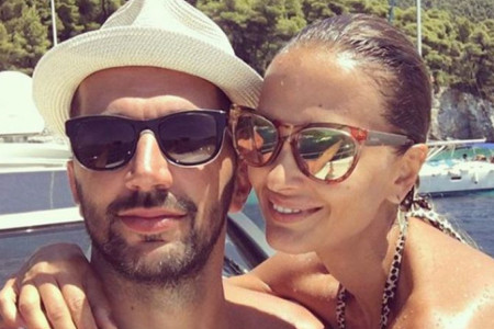 Supruga Peđe Stojakovića u ovoj haljini očarala Instagram a na nogama BASNOSLOVNO SKUPE PAPUČE! (foto)