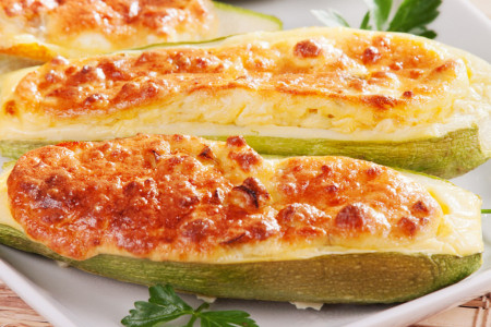 Tikvice punjene ćuretinom i fetom: Lagan obrok za tropske dane! (recept)