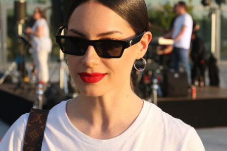 MODNA KOMBINACIJA za sva dešavanja u gradu: Sara Jovanović u crno belom izdanju i SAVRŠENIM beauty "ZAČINOM"