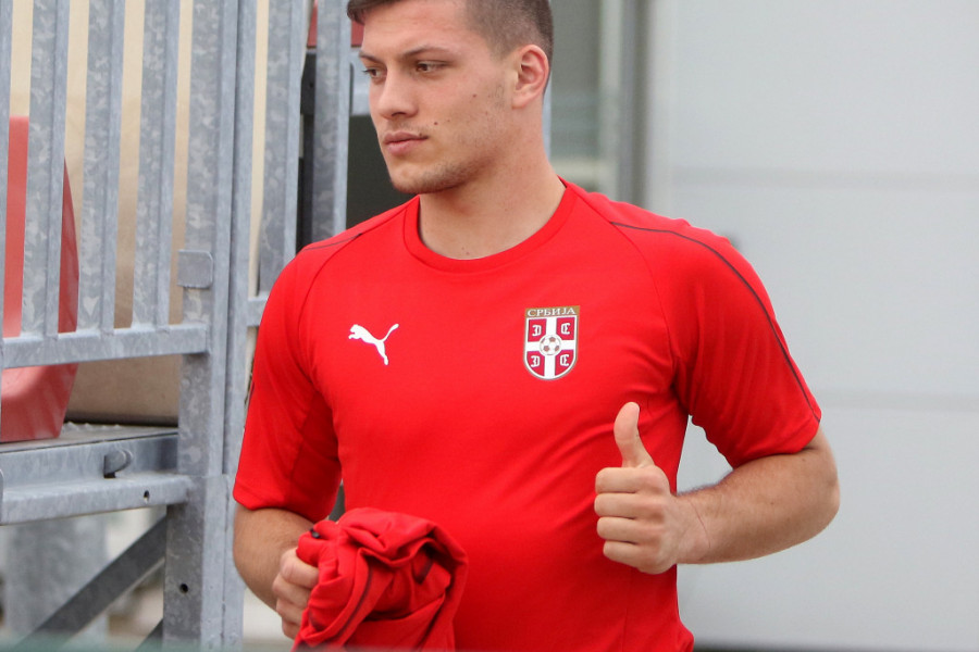 Luka Jović dostigao je juče VRHUNSKI USPEH, ali da li ste znali KAKVA LEPOTICA je majka njegovog sina - samo pogledajte! (foto)