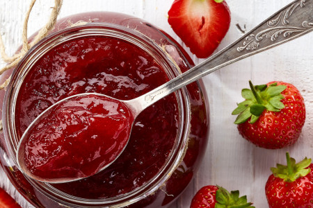 Gotov za samo 10 minuta: Pekmez od jagoda koji će vas vratiti u detinjstvo! (recept)