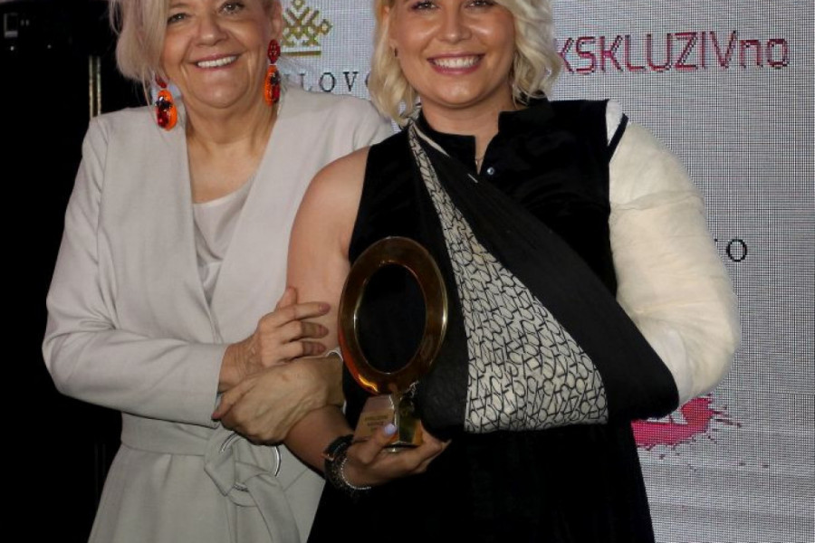 Dea Đurđević i Marina Tucaković zagrljene i nasmejane: Svaka je preživela svoju životnu dramu, zato je danas jedna "žena hrabrost", a druga "borac godine"