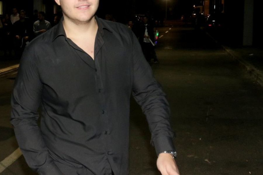 Spreman za naslovnu stranu: Viktor Živojinović je nekada vodio borbu sa kilogramima, sad se skinuo i pokazao TRBUŠNJAKE Spreman za naslovnu stranu: Viktor Živojinović je nekada vodio borbu sa kilogramima, sad se skinuo i pokazao TRBUŠNJAKE