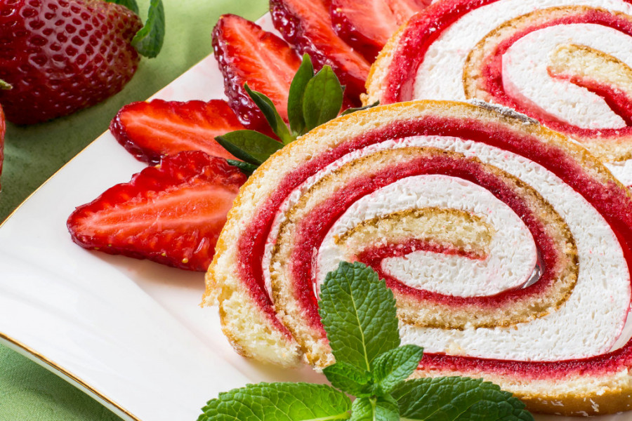 Gotov dok trepnete: Rolat sa jagodama je poslastica koju ćete ZAUVEK PAMTITI i tražiti JOŠ! (recept)