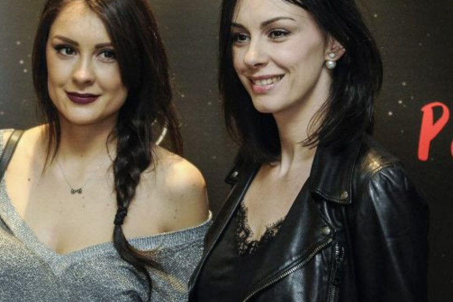 Vredne sestre Mićalović: Sloboda i Dragana ovoga puta u ulozi pravih domaćica, a i to im ide od ruke (foto) Vredne sestre Mićalović: Sloboda i Dragana ovoga puta u ulozi pravih domaćica, a i to im ide od ruke (foto)