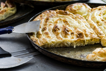 BOSANSKI BUREK OD GOTOVIH KORA: Od sada ćete ga samo ovako praviti i u slašću smazati svaki put! (recept)