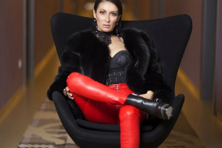 REVIJA SUZANE PERIĆ U SKUPŠTINI GRADA BEOGRADA: Čipka i svila kroz „Budoar" vraćaju se na velika vrata