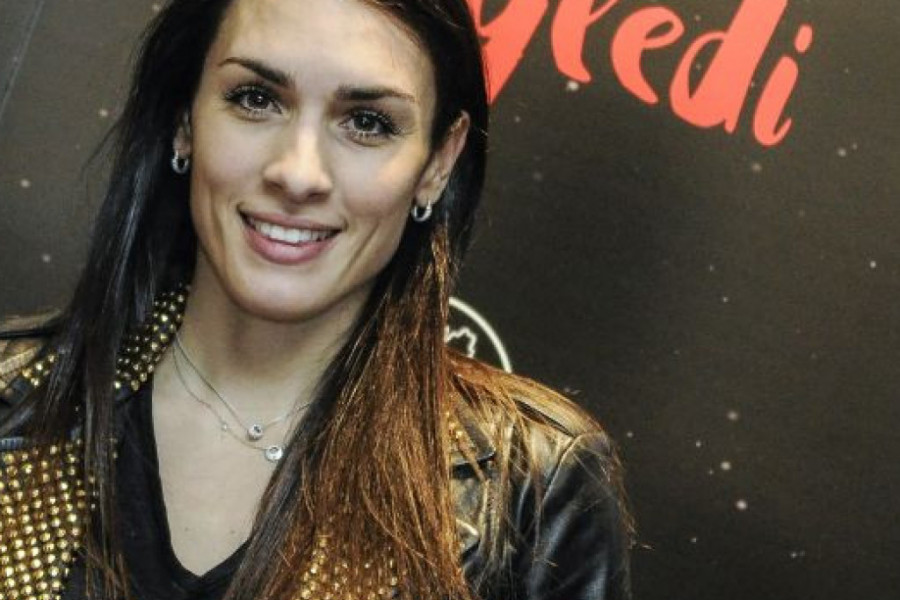 Ivana Korab NIJE IMALA DEKOLTE NI PREKRATKU SUKNJU, ali su svi gledali u ono ŠTO JE OBULA! (foto)