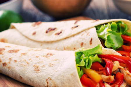 EKSPLOZIJA SITNIH ZALOGAJA: Hrskavi tortilja sendvič sa piletinom i pečenom paprikom je sve što vam danas treba! (recept)