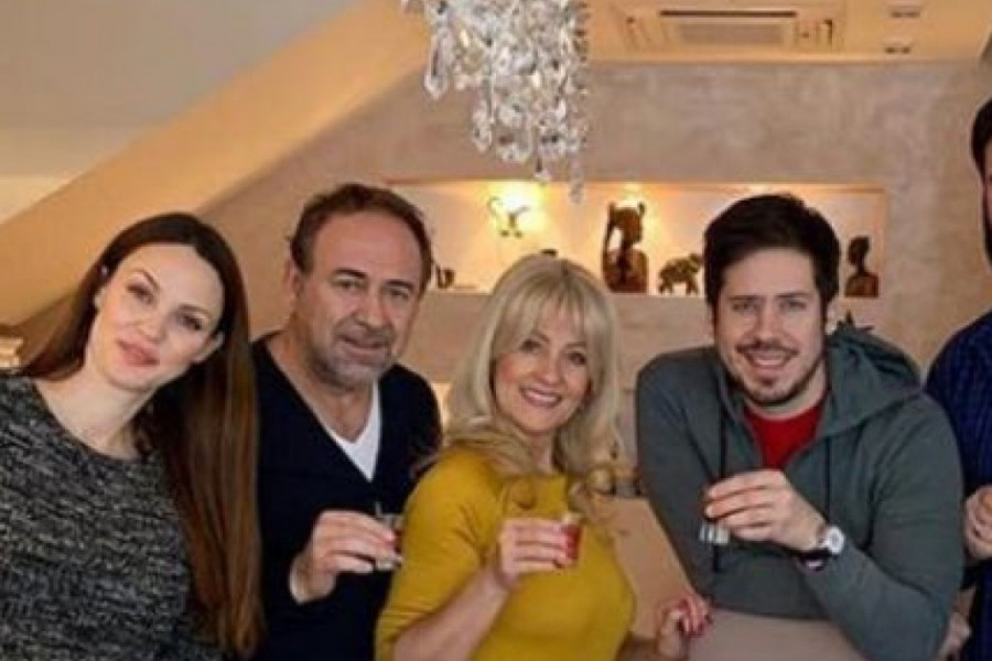 Cela porodica DO KASNO SLAVILA ROĐENJE Simeona, deda PETOG UNUČETA, Marinko Rokvić NAJPONOSNIJI!