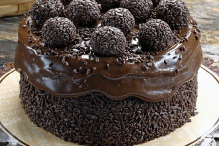 Neka vas očara neodoljiva LEŠNIK torta sa karamelom i rumom!