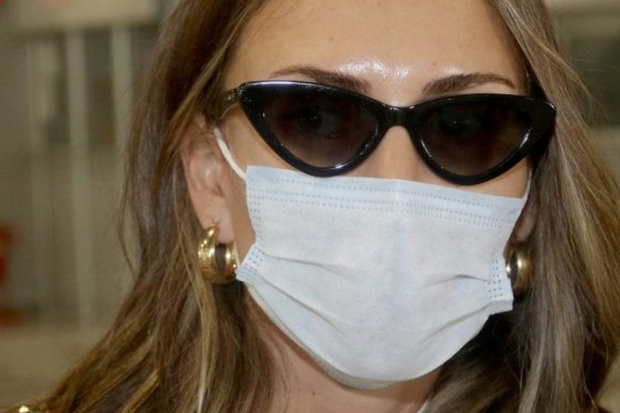 Maskirana: Emina Jahović stigla u Beograd, šta je ovo obukla, gde je glamur? (FOTO) Maskirana: Emina Jahović stigla u Beograd, šta je ovo obukla, gde je glamur? (FOTO)