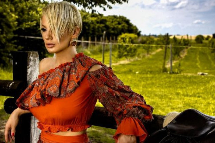 Ana Kokić je okačila selfi, ali svi gledaju u ono što je obukla: Ženo ti si struja! Ana Kokić je okačila selfi, ali svi gledaju u ono što je obukla: Ženo ti si struja!