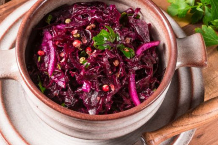 Salata za savršen doručak! U 100 g ima samo 38 kalorija, čisti creva i stanjuje struk do neprepoznatljivosti! (recept)