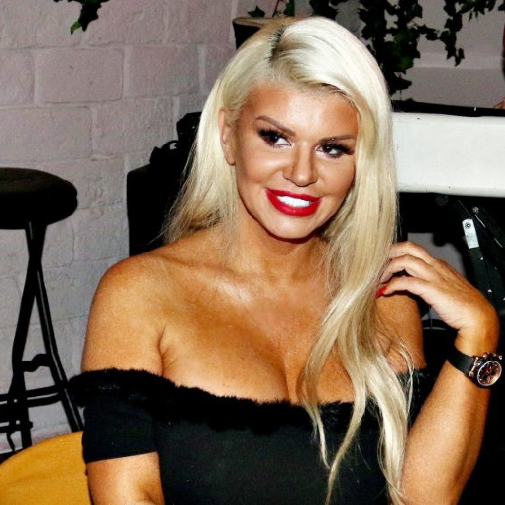 Dara Bubamara se prepolovila: Crni kupaći otkrio isklesano telo! (foto) Dara Bubamara se prepolovila: Crni kupaći otkrio isklesano telo! (foto)