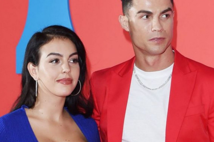 Zasijao dijamantski prsten na ruci Ronaldove verenice! (foto) Zasijao dijamantski prsten na ruci Ronaldove verenice! (foto)