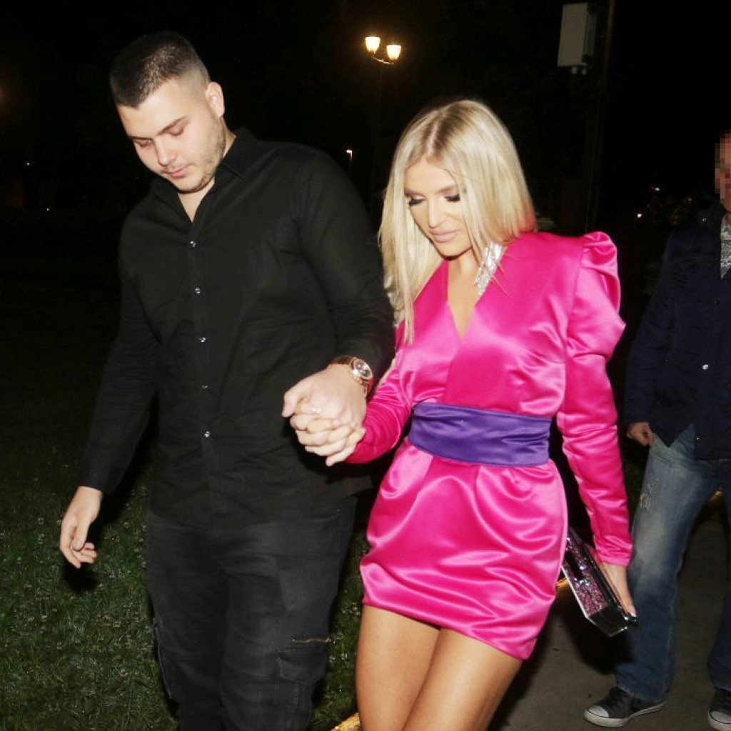 Sin Lepe Brene puca od zadovoljstva! Viktor i zgodna Sandra viđeni sinoć u noćnom klubu (foto) Sin Lepe Brene puca od zadovoljstva! Viktor i zgodna Sandra viđeni sinoć u noćnom klubu (foto)