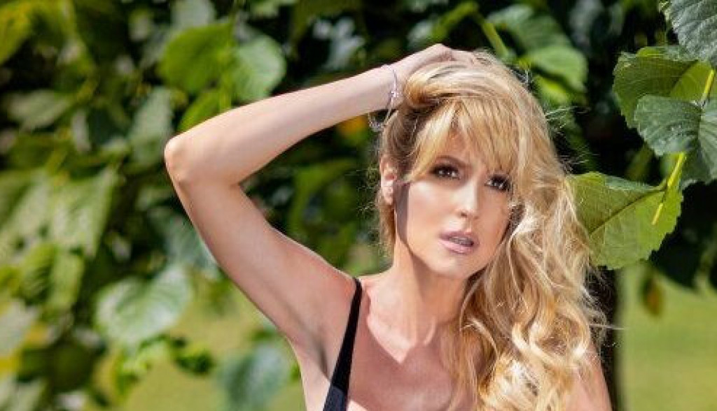 Zavirite u garderober Ive Štrljić: Na jednoj stvari pozavidela bi joj svaka žena (VIDEO) Zavirite u garderober Ive Štrljić: Na jednoj stvari pozavidela bi joj svaka žena (VIDEO)
