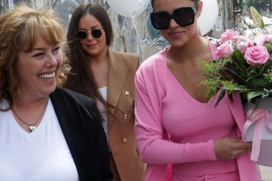 Bogdana se porodila: Ceca postala baka!