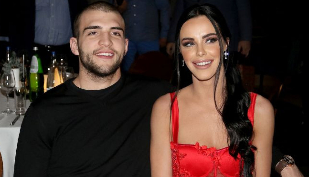 Pogledajte deo porodičnog imanja gde borave Veljko i trudna Bogdana! (foto) Pogledajte deo porodičnog imanja gde borave Veljko i trudna Bogdana! (foto)