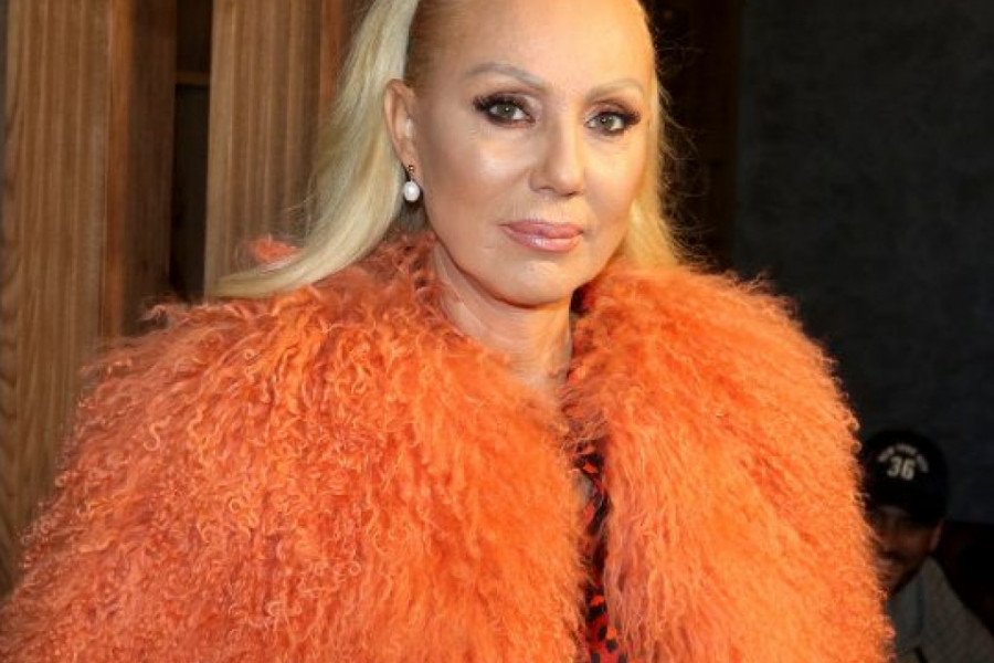 Rođendan pod maskama: Lepa Brena u izolaciji sinu Viktoru priredila iznenađenje (video) Rođendan pod maskama: Lepa Brena u izolaciji sinu Viktoru priredila iznenađenje (video)