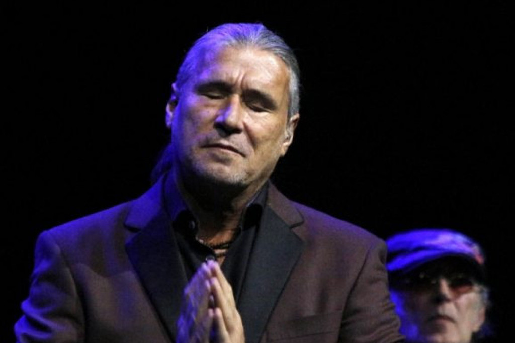 Dirljivi stihovi Gorana Karana rasplakali ceo region (video) Dirljivi stihovi Gorana Karana rasplakali ceo region (video)
