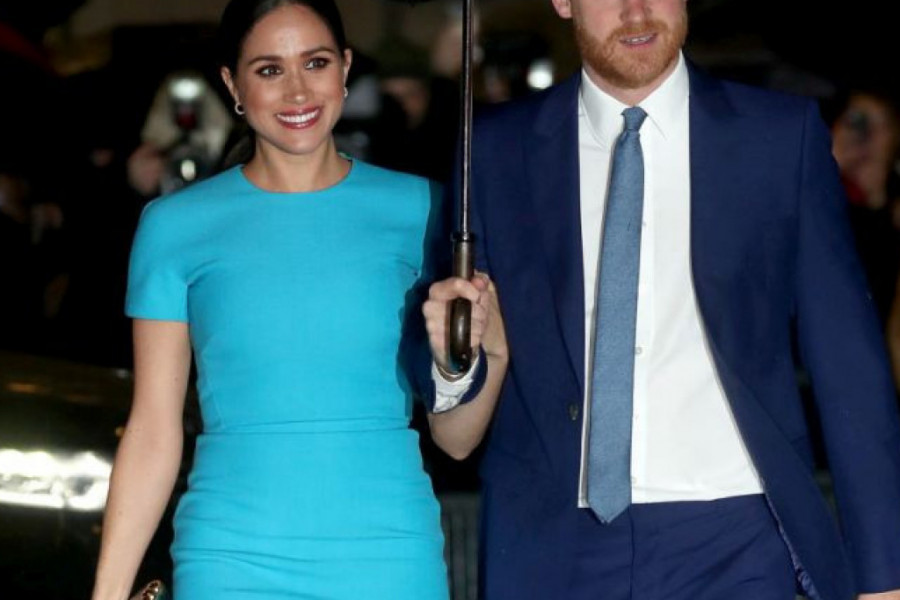Megan Markl stigla u London! Blista u firmiranoj haljini i sa osmehom na licu u inat zlobnicima! (foto) Megan Markl stigla u London! Blista u firmiranoj haljini i sa osmehom na licu u inat zlobnicima! (foto)