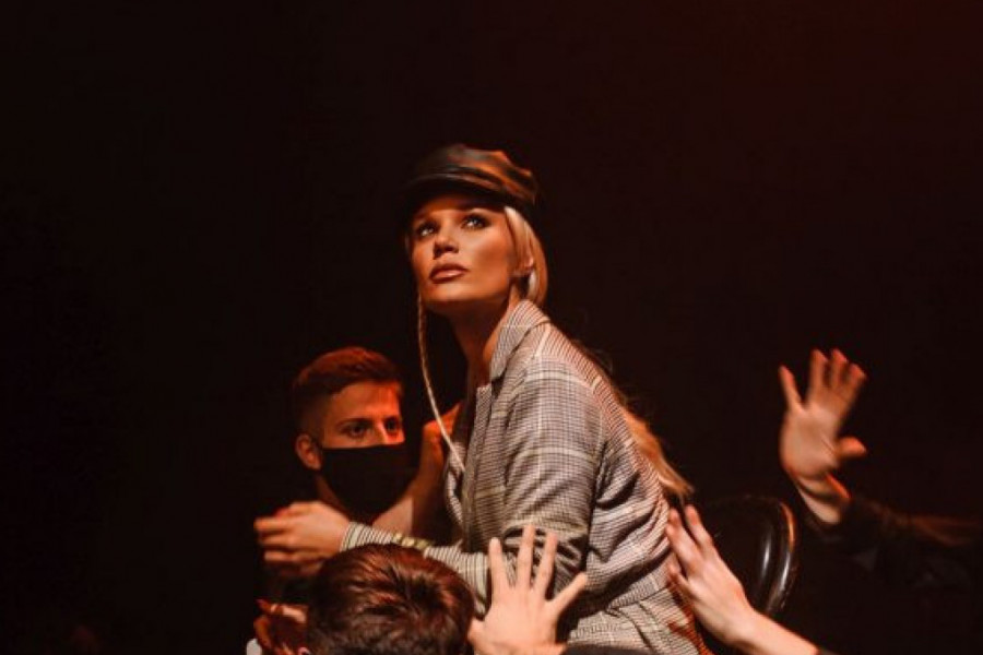 Lena Kovačević obradila legendarni Đoganijev hit "Leto je" Lena Kovačević obradila legendarni Đoganijev hit "Leto je"