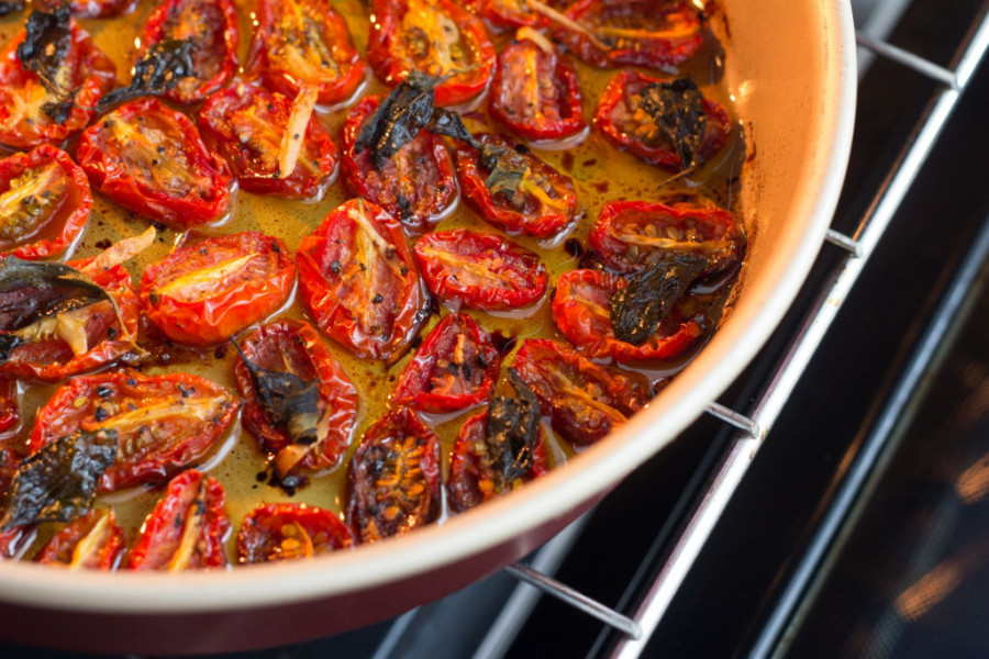 Beli luk i tomato konfit - Savršeni uz sendviče i bruskete! (recept)