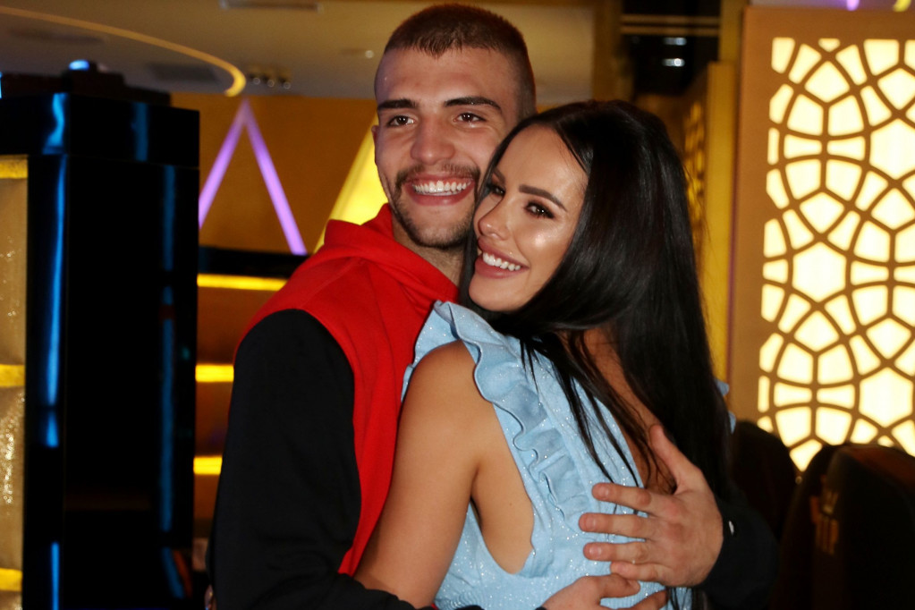 TRUDNA Bogdana Ražnatović! Ceca postaje baka po drugi put, evo kog pola je beba i koje ime su izabrali (VIDEO) TRUDNA Bogdana Ražnatović! Ceca postaje baka po drugi put, evo kog pola je beba i koje ime su izabrali (VIDEO)