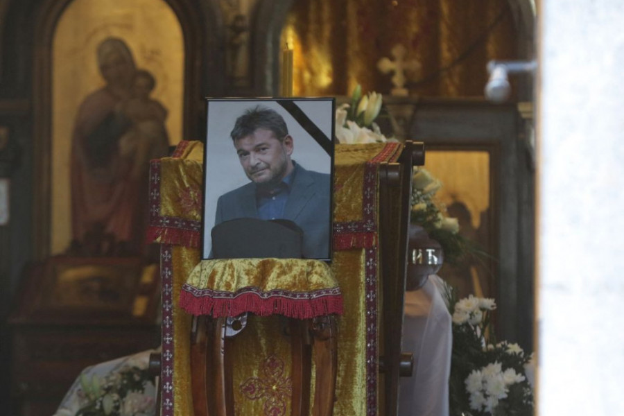 Dirljiv ispraćaj velikog glumca: Sahranjen Tihomir Tika Arsić