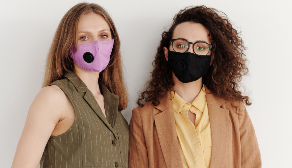 Maske su nam ovih dana preko potrebne ali kako sačuvati kožu lica Maske su nam ovih dana preko potrebne ali kako sačuvati kožu lica