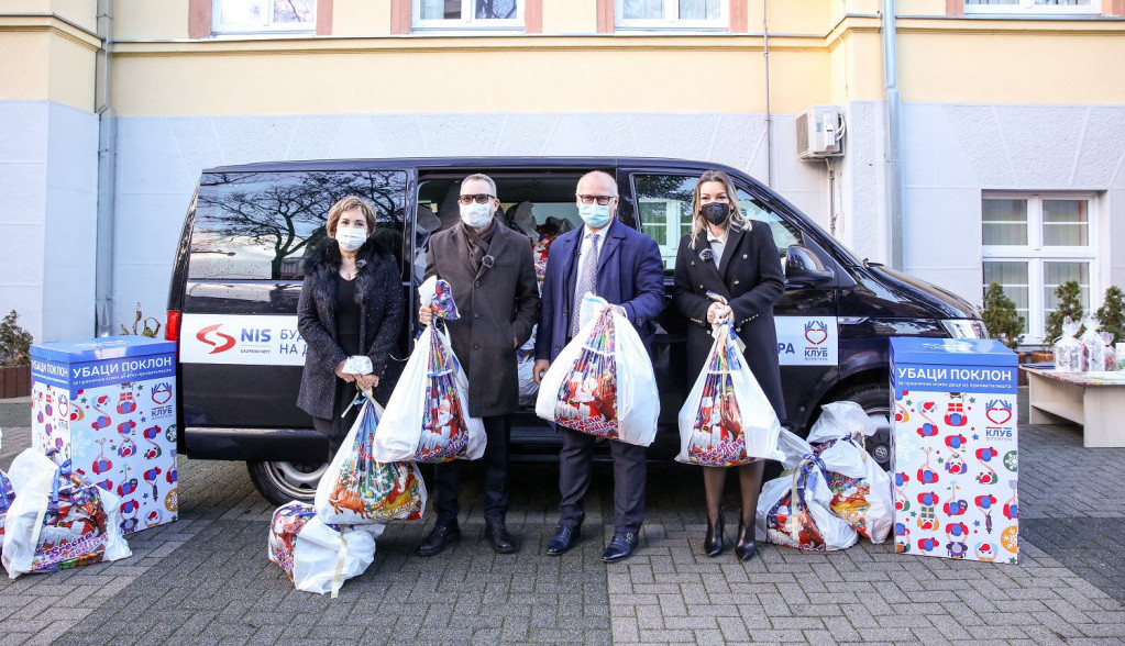 Humanost na delu: NIS podelio paketiće za decu Humanost na delu: NIS podelio paketiće za decu