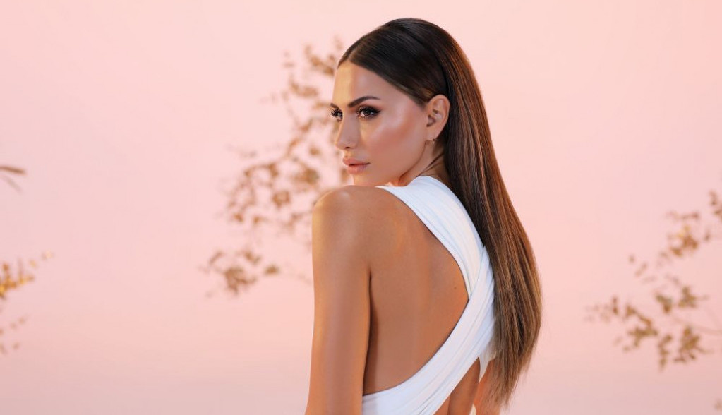 Bez šminke i glamura: Ovo je pravo lice Emine Jahović! (FOTO) Bez šminke i glamura: Ovo je pravo lice Emine Jahović! (FOTO)