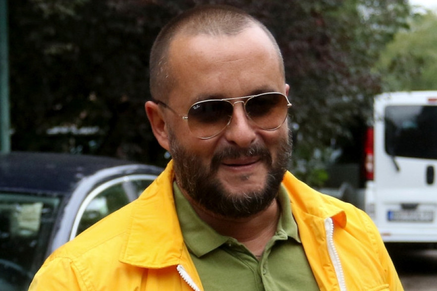Prizor koji se ne viđa svaki dan: Nervozni Ivan Ivanović na štakama sa bebom i ženom Anjom na ulici, evo šta ga je izbacilo iz takta Prizor koji se ne viđa svaki dan: Nervozni Ivan Ivanović na štakama sa bebom i ženom Anjom na ulici, evo šta ga je izbacilo iz takta