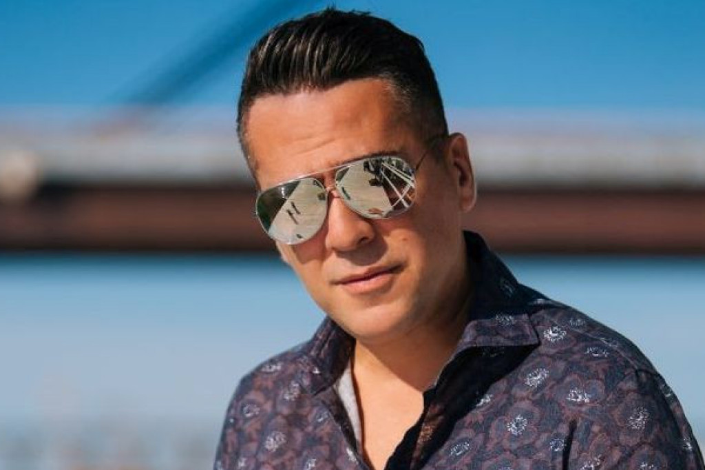 Ozaren i nasmejan: Evo ko je poznata fatalna crnka u Željkovom naručju i gde je tada bila Jovana (FOTO) Ozaren i nasmejan: Evo ko je poznata fatalna crnka u Željkovom naručju i gde je tada bila Jovana (FOTO)