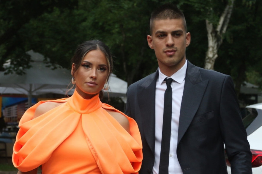 Mirka Vasiljević se opustila i popela na sto! Ponašanje majke četvoro dece šokiralo Vujadina koji se ODMAH oglasio (FOTO) Mirka Vasiljević se opustila i popela na sto! Ponašanje majke četvoro dece šokiralo Vujadina koji se ODMAH oglasio (FOTO)