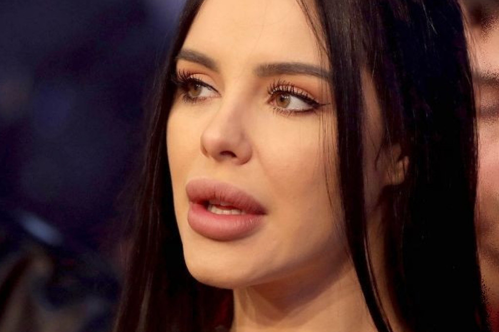 Dugo je nismo videli, a onda se pojavila OVAKVA: Bogdana Ražnatović je tema dana, a evo i zašto! (FOTO) Dugo je nismo videli, a onda se pojavila OVAKVA: Bogdana Ražnatović je tema dana, a evo i zašto! (FOTO)