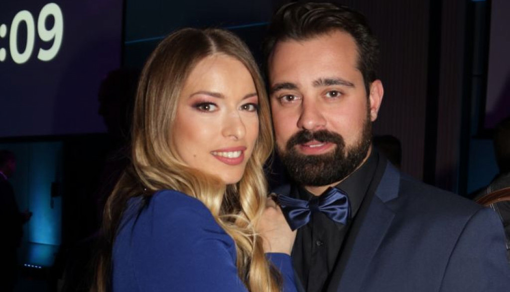 Radosne vesti u domu Danijele i Stefana Buzurovića: Čestitke ne prestaju da se nižu! (FOTO) Radosne vesti u domu Danijele i Stefana Buzurovića: Čestitke ne prestaju da se nižu! (FOTO)