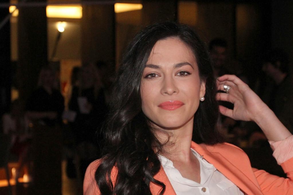 Muž Marije Petronijević prvi put sa glumicom na crvenom tepihu: Pun je kao brod, ali jedan detalj na njemu je SRAMOTAN (FOTO) Muž Marije Petronijević prvi put sa glumicom na crvenom tepihu: Pun je kao brod, ali jedan detalj na njemu je SRAMOTAN (FOTO)