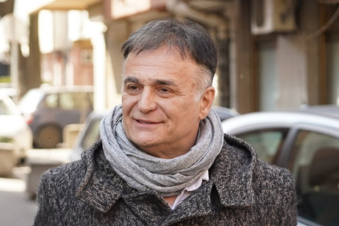 Afere su ga uništile, pravi je DEDA LEKA: Branislav Lečić uslikan posle šest meseci, bela kosa i brada, oronulo lice zabrinuli javnost(FOTO) Afere su ga uništile, pravi je DEDA LEKA: Branislav Lečić uslikan posle šest meseci, bela kosa i brada, oronulo lice zabrinuli javnost(FOTO)