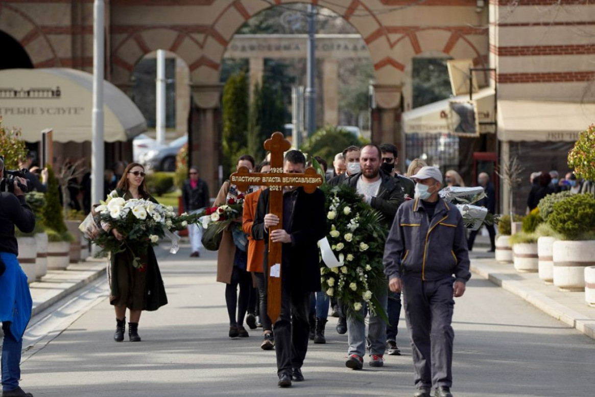 Simbolična sahrana glumca: Vlasta Velisavljević i u smrti slavi pozorište (foto) Simbolična sahrana glumca: Vlasta Velisavljević i u smrti slavi pozorište (foto)