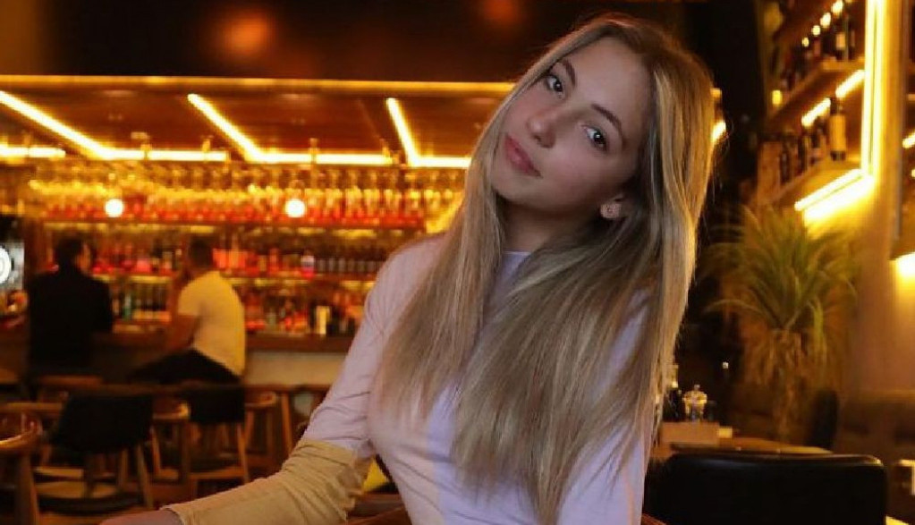 PRVA FOTOGRAFIJA Atine Tošić od kada je potpuno nestala sa društvenih mreža, jedna stvar nas čudi PRVA FOTOGRAFIJA Atine Tošić od kada je potpuno nestala sa društvenih mreža, jedna stvar nas čudi