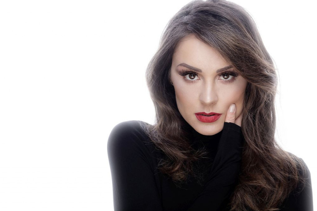 Dragana Mićalović u do sada neviđenom izdanju! Glumica se odvažila na potez, koji je ženama nezamisliv! (foto) Dragana Mićalović u do sada neviđenom izdanju! Glumica se odvažila na potez, koji je ženama nezamisliv! (foto)