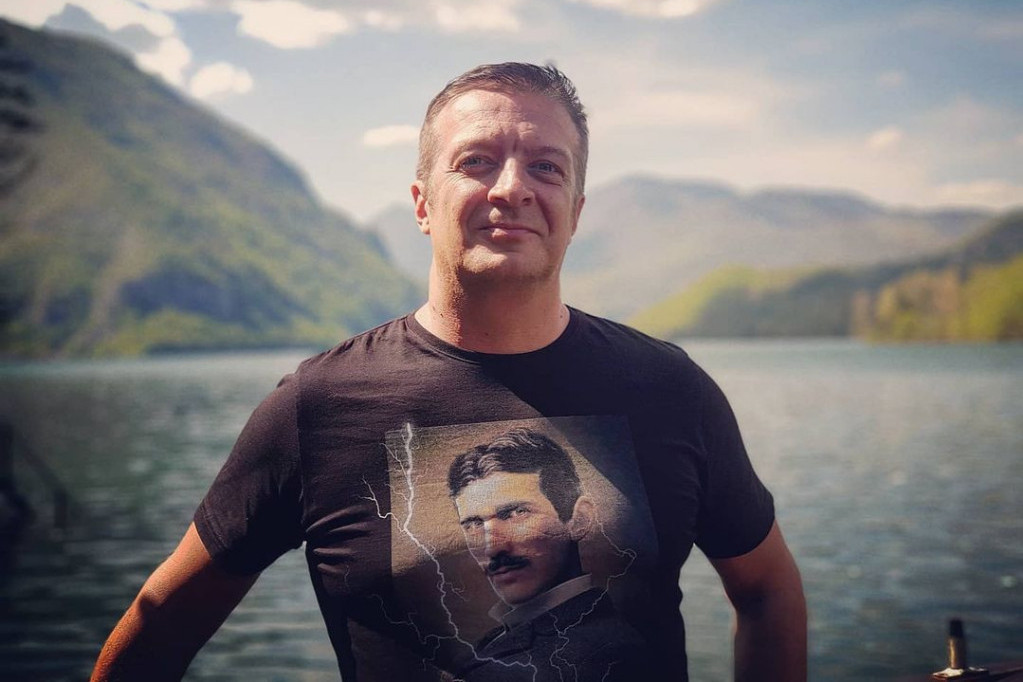 Porodična fotografija Mašana Lekića sa bebom Zoi raznežila sve Porodična fotografija Mašana Lekića sa bebom Zoi raznežila sve
